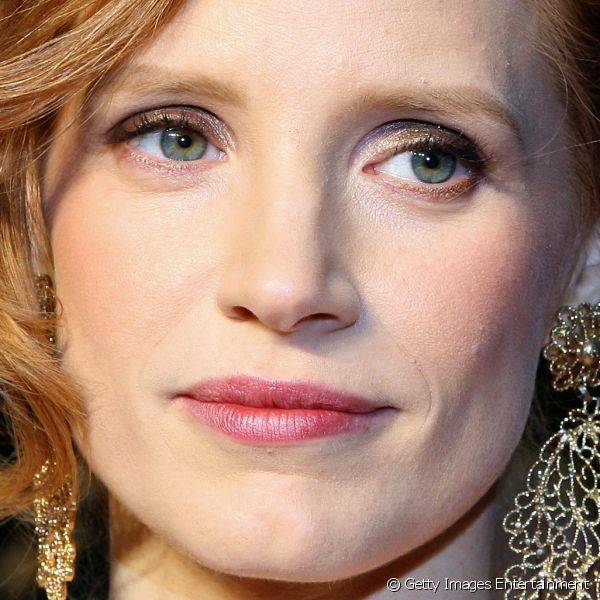 Na première de um de seus filmes em 2011, Jessica optou por uma maquiagem simples, mas encantadora: sombra dourada cintilante e tom iluminado de rosa nos lábios.